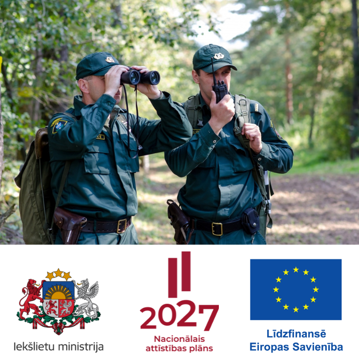 Divi cilvēki zaļā formā mežā ar binokli un mugursomām
