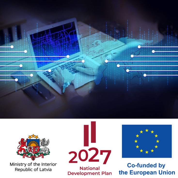 Cilvēka rokas uz datora, uz galda dators, piezīmju blociņš, telefons
