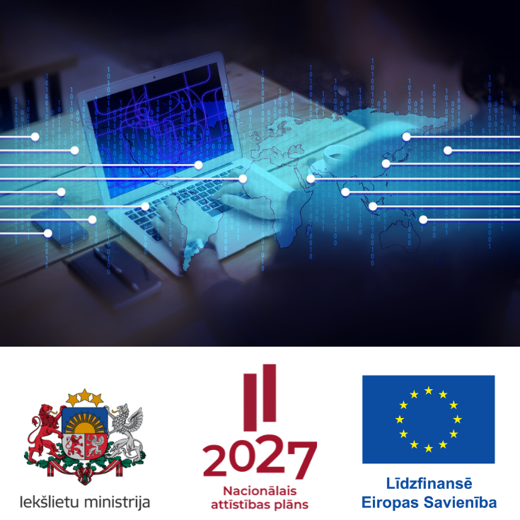 Dators, piezīmju blociņš, telefons uz galda