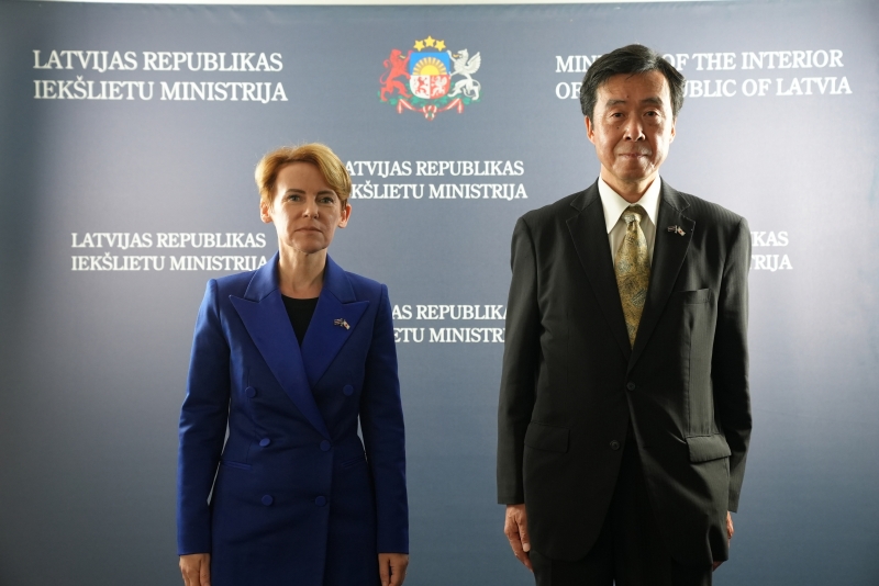 Iekšlietu ministre un Japānas vēstnieks