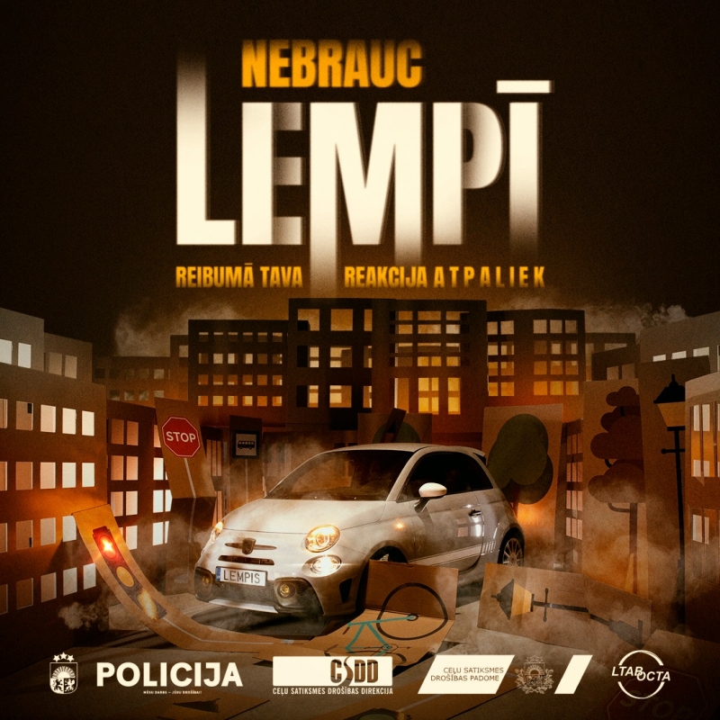 Nebrauc Lempī balta mašīna priekšplānā, aizmugurē daudzstāvu mājas ar gaismām logos