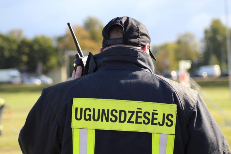 ugunsdzēsējs ar rāciju