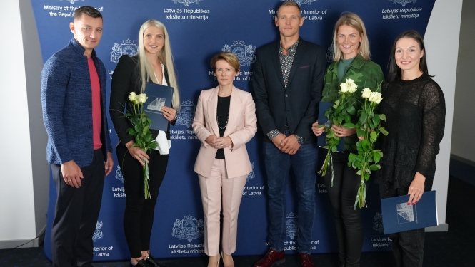 iekšlietu ministre Marija Golubeva pasniedz Iekšlietu ministrijas pateicības