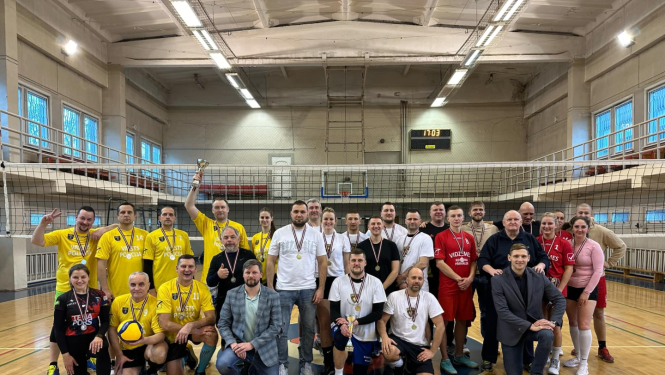 Trīs komandas sporta zālē ar medaļām kaklā