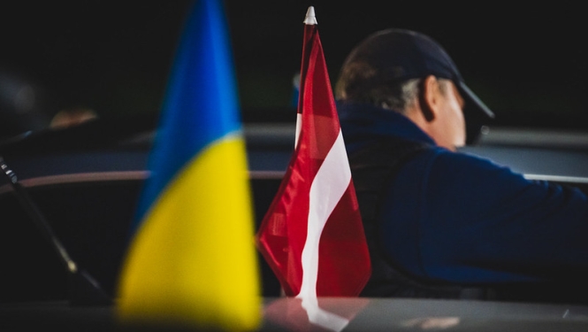Latvijas karogs un Ukrainas karogs