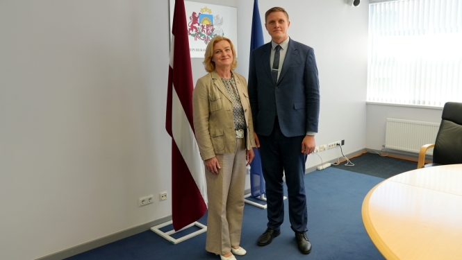 J.Dombrava tiekas ar izglītības ministri
