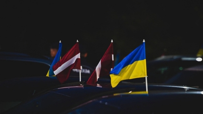 Latvijas un Ukrainas karogi