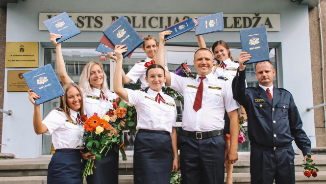 Izlaiduma bilde pie Policijas koledžas