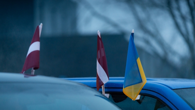 Latvijas un Ukrainas karogs