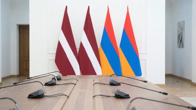 Latvijas un Armēnijas karogi plašā konferenču zālē