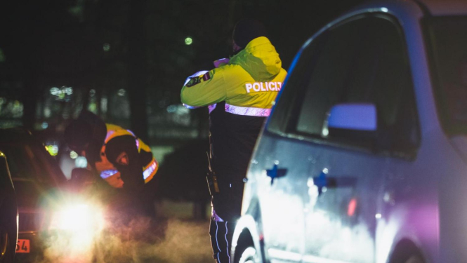 policija pārbauda mašīnas naktī