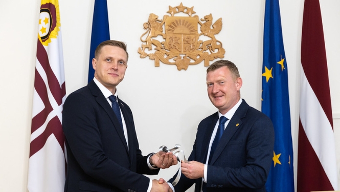 Iekšlietu ministrs tiekas ar aizsardzības ministru