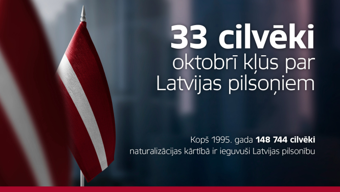 Tumšs miglots fons aizmugurē un priekšplānā Latvijas karodziņi