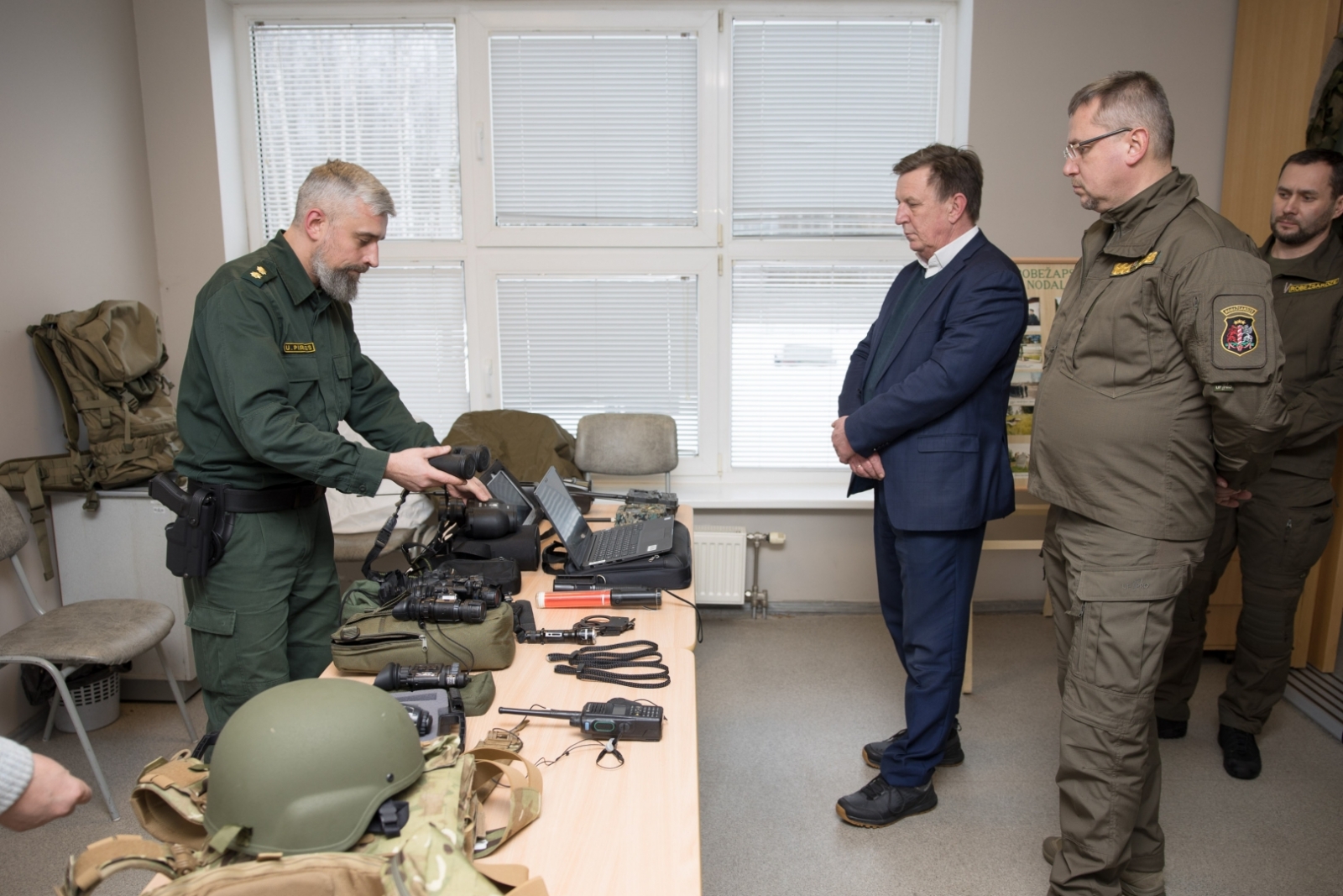 Trīs cilvēki, militārā atribūtika