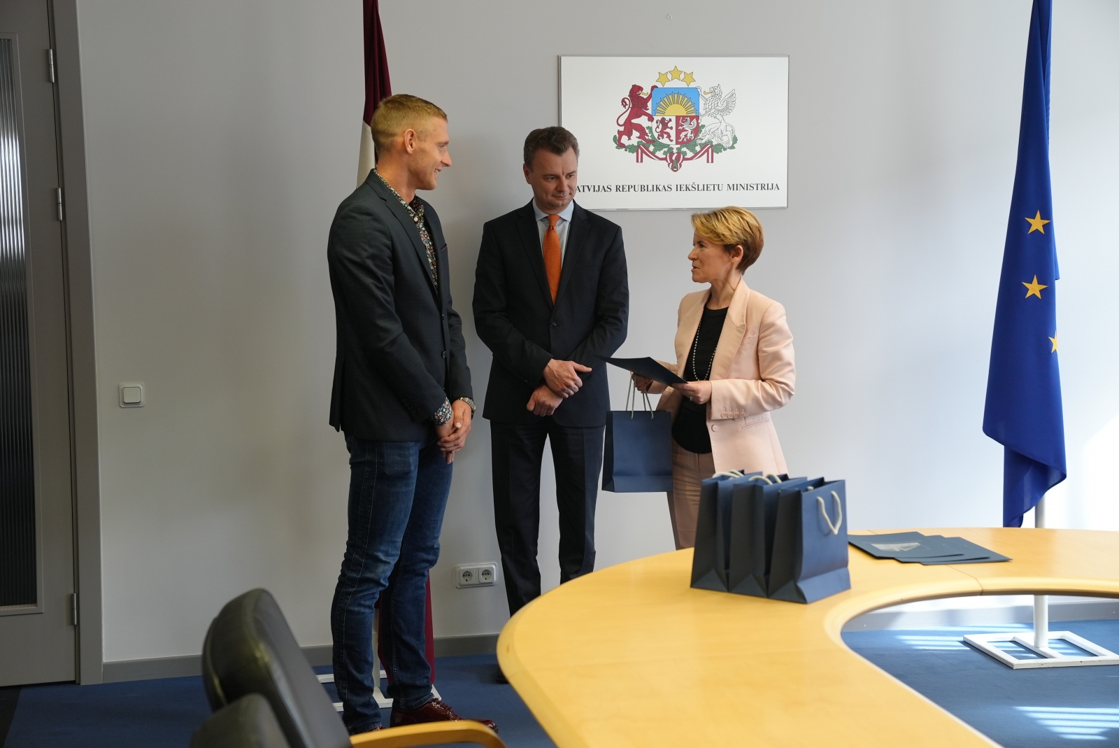 iekšlietu ministre Marija Golubeva pasniedz Iekšlietu ministrijas pateicības