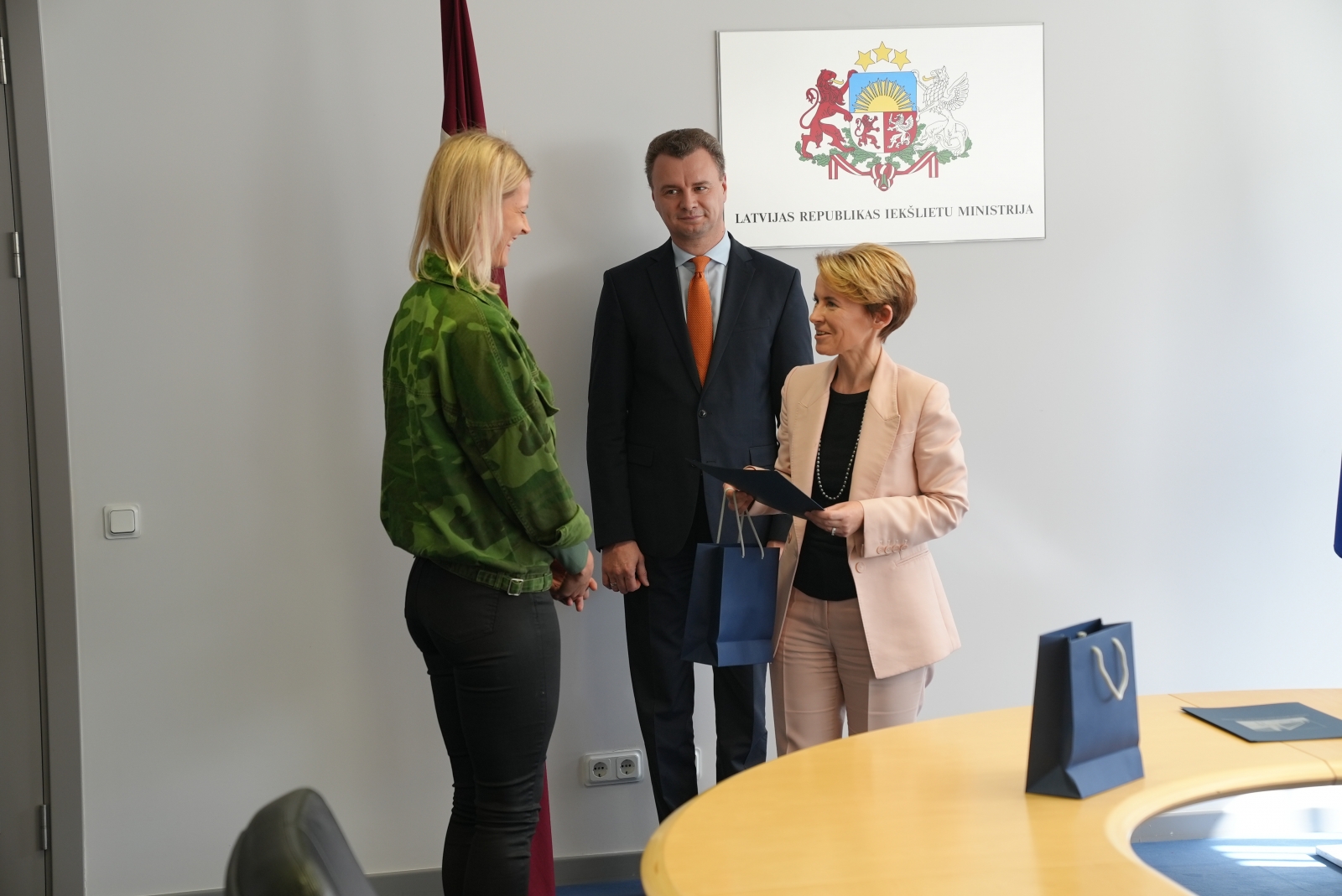 iekšlietu ministre Marija Golubeva pasniedz Iekšlietu ministrijas pateicības