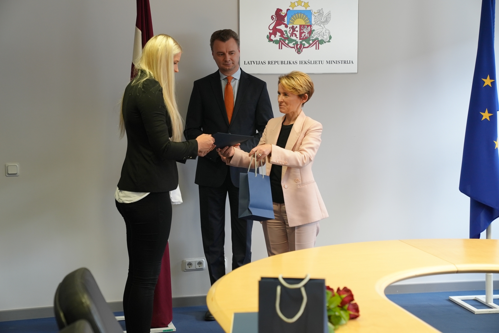 iekšlietu ministre Marija Golubeva pasniedz Iekšlietu ministrijas pateicības