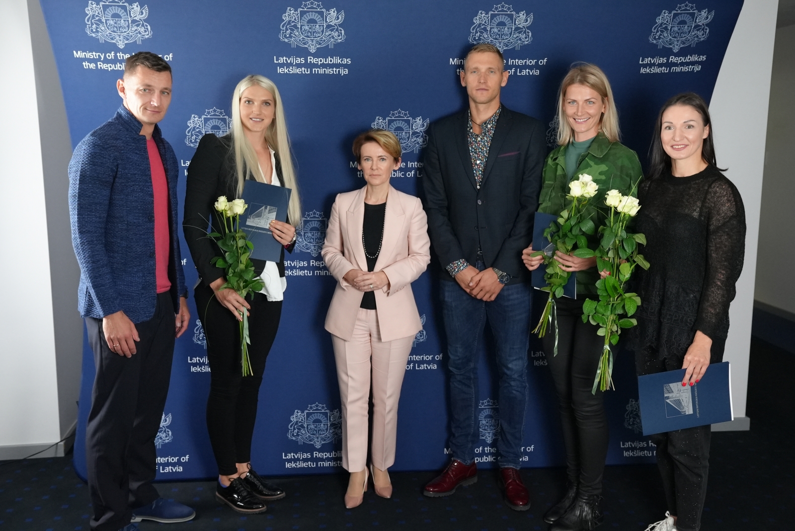 iekšlietu ministre Marija Golubeva pasniedz Iekšlietu ministrijas pateicības
