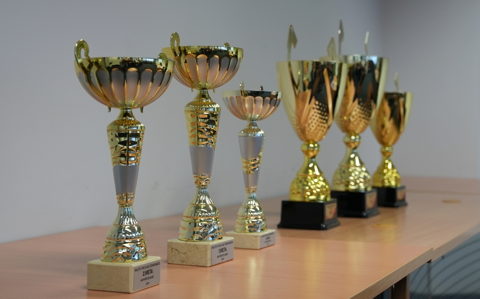Apbalvo iekšlietu nozares čempionātu kopvērtējuma laureātus 