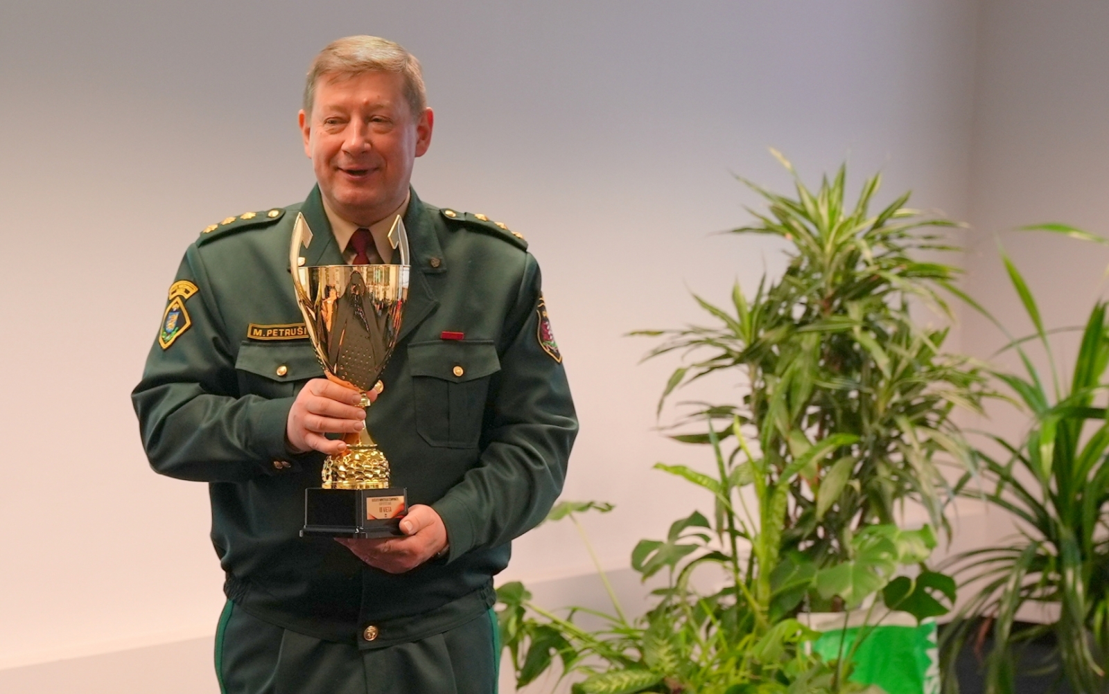 Apbalvo iekšlietu nozares čempionātu kopvērtējuma laureātus 