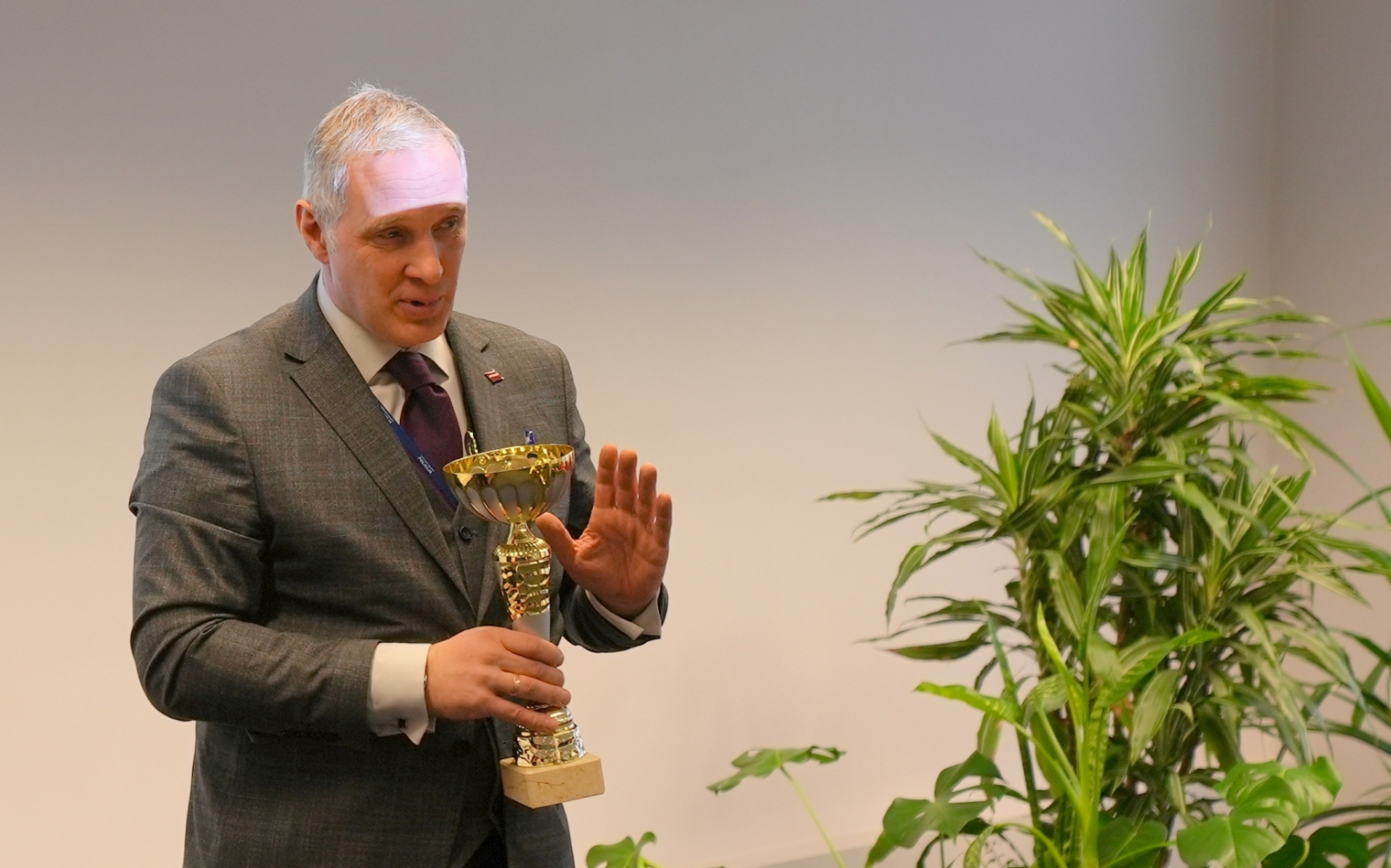 Apbalvo iekšlietu nozares čempionātu kopvērtējuma laureātus 