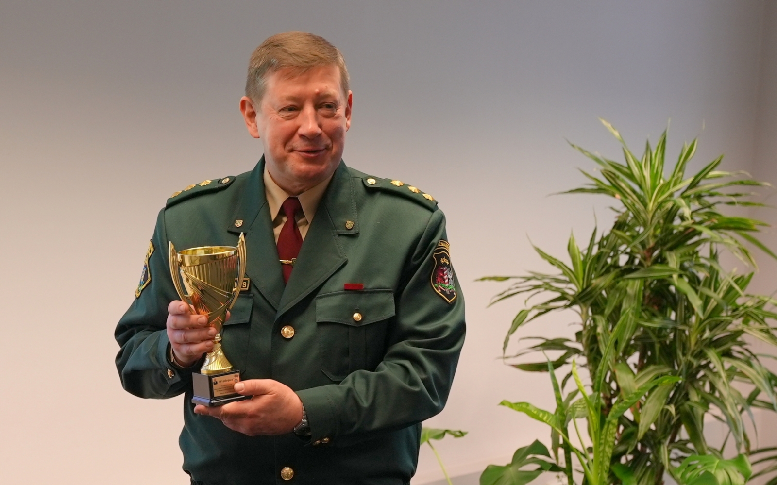 Apbalvo iekšlietu nozares čempionātu kopvērtējuma laureātus 