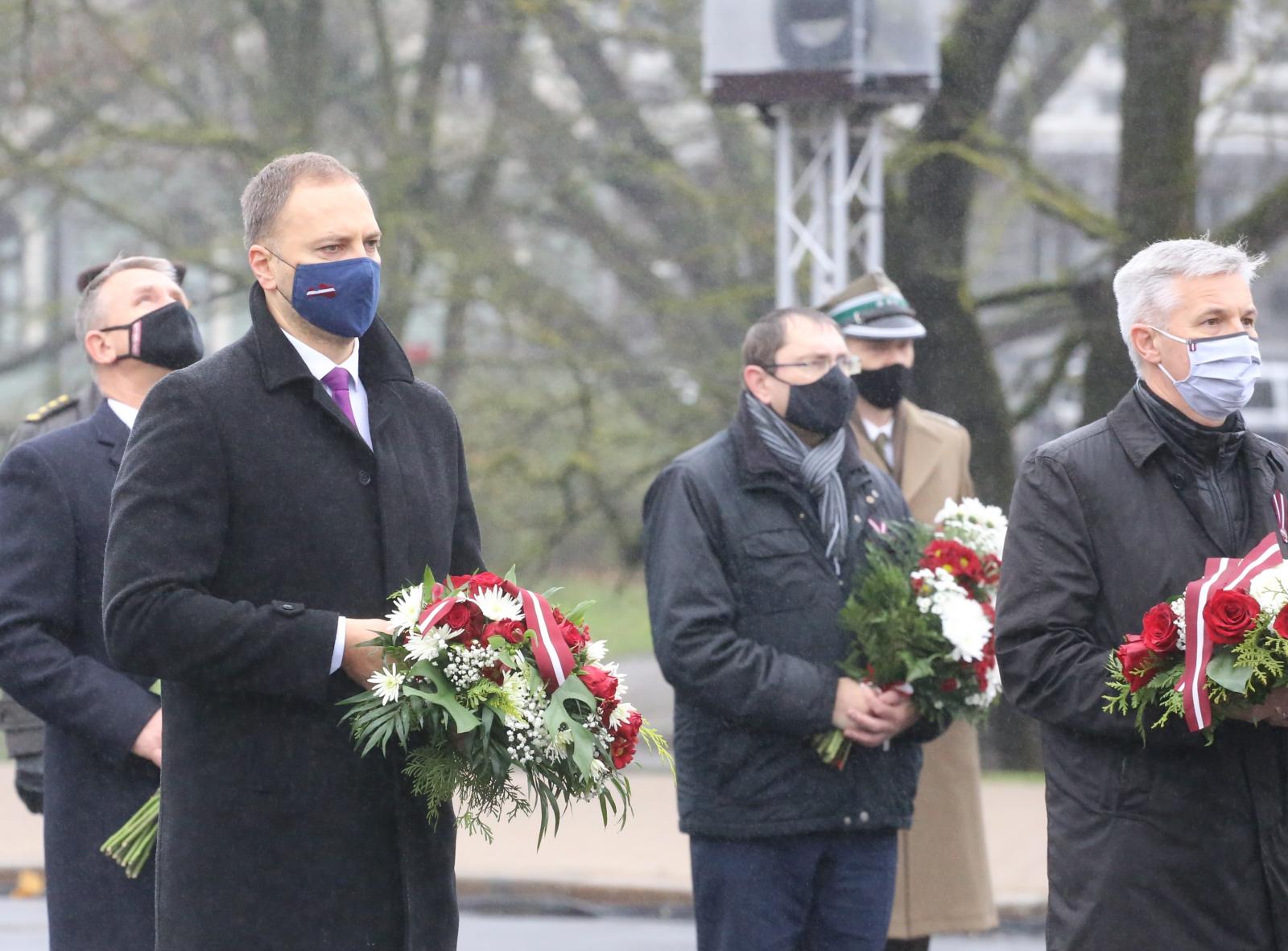 Ziedu nolikšana 18.novembrī