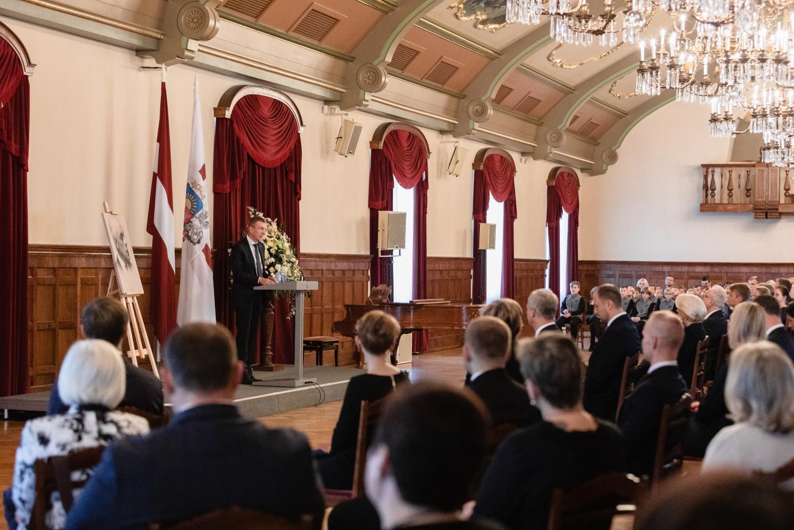 Pasākums  Rīgas pilī par godu ievērojamā Latvijas valsts un sabiedriskā darbinieka Miķeļa Valtera pārapbedīšanai Latvijā