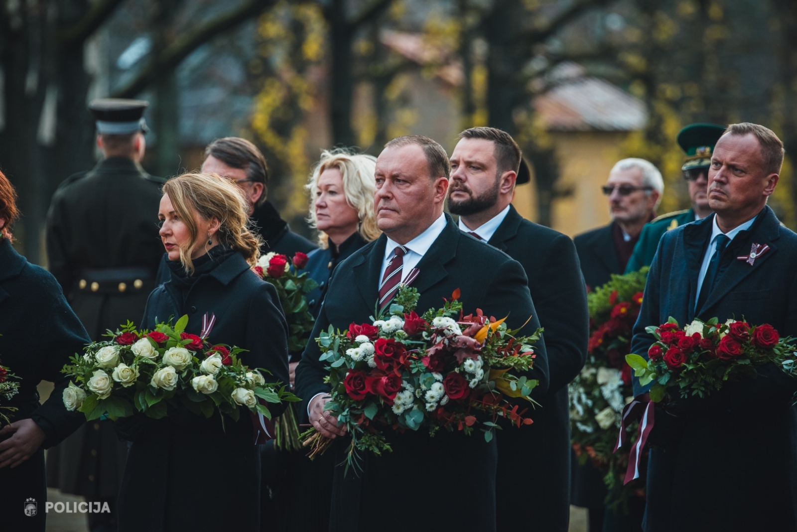 Lāčplēša dienā ziedu nolikšana Brāļu kapos