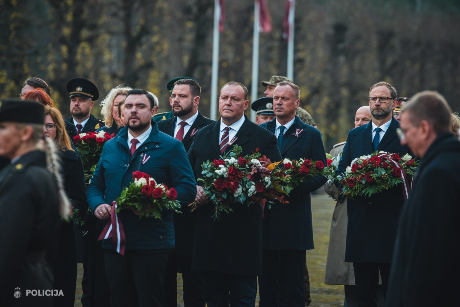 Lāčplēša dienā ziedu nolikšana Brāļu kapos
