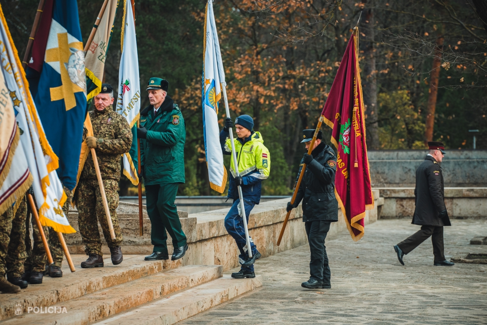 Lāčplēša dienā ziedu nolikšana Brāļu kapos