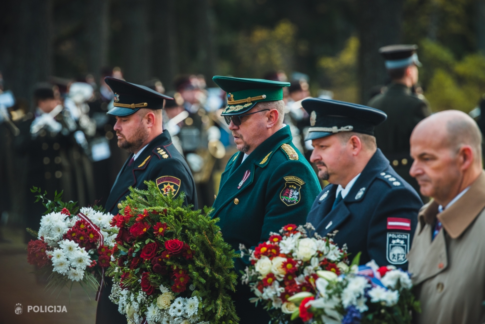 Lāčplēša dienā ziedu nolikšana Brāļu kapos