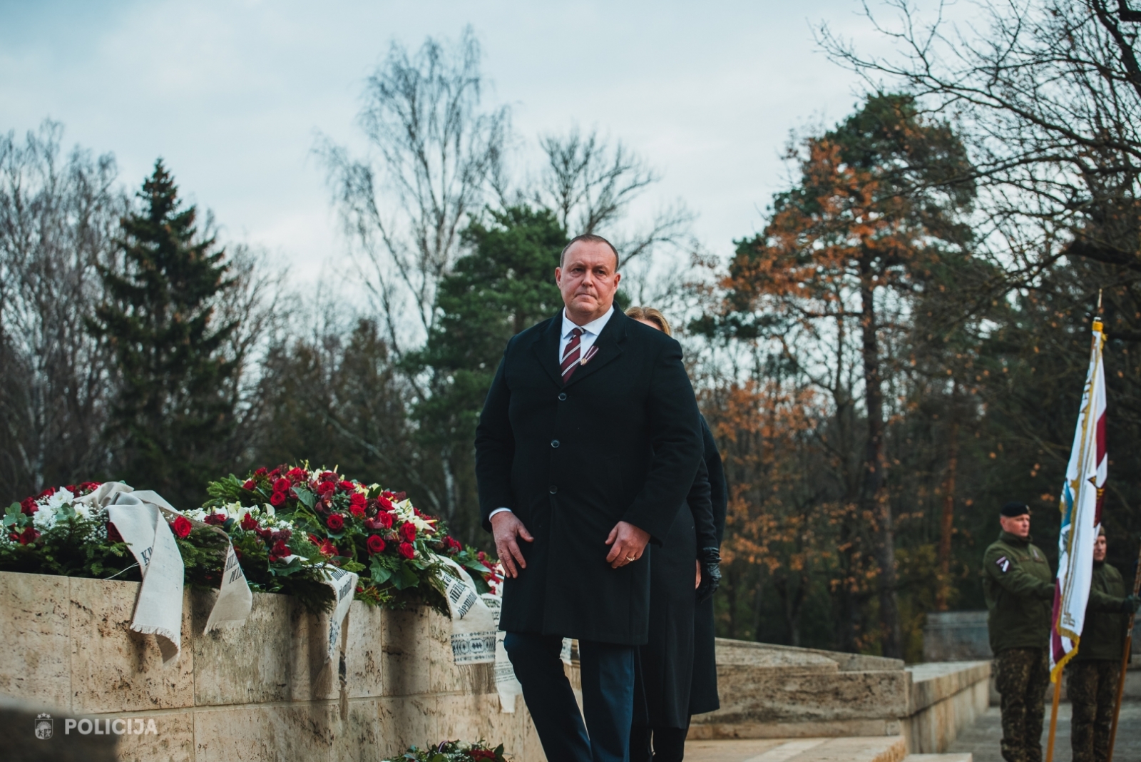 Lāčplēša dienā ziedu nolikšana Brāļu kapos