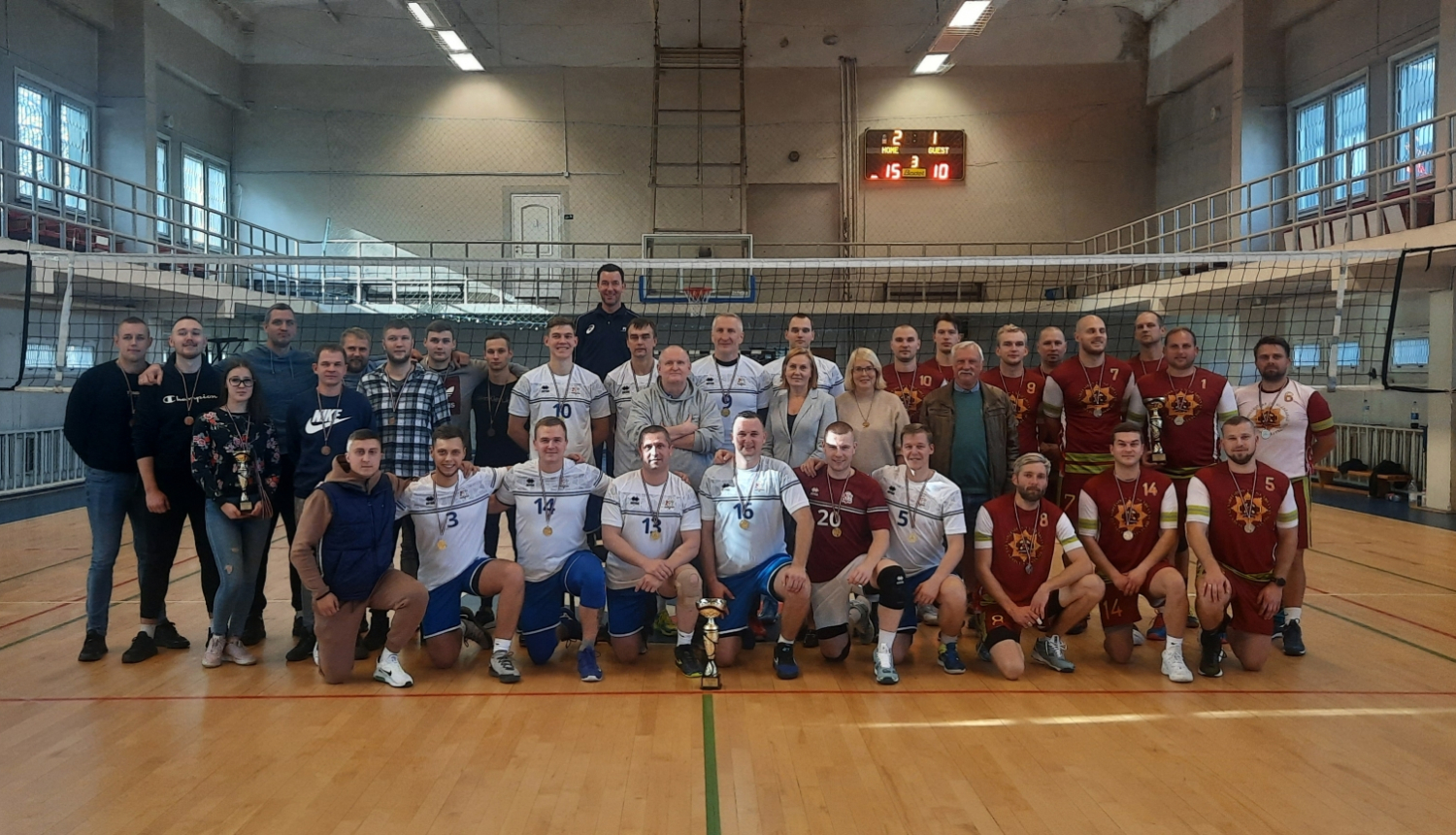 Cilvēki sporta zālē