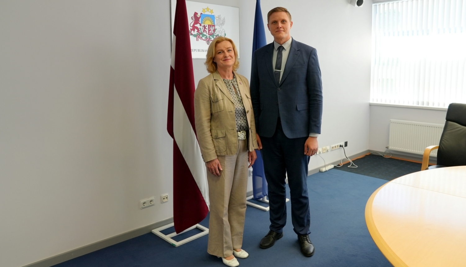 J.Dombrava tiekas ar izglītības ministri