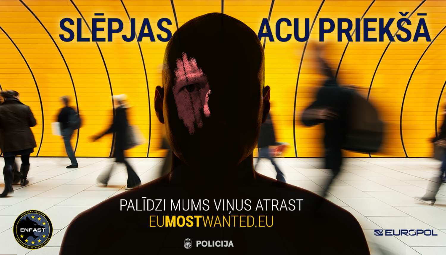 Kamapņas plakāts ar cilvēku priekšplānā un vairākiem cilvēku siluetiem aizmugurē