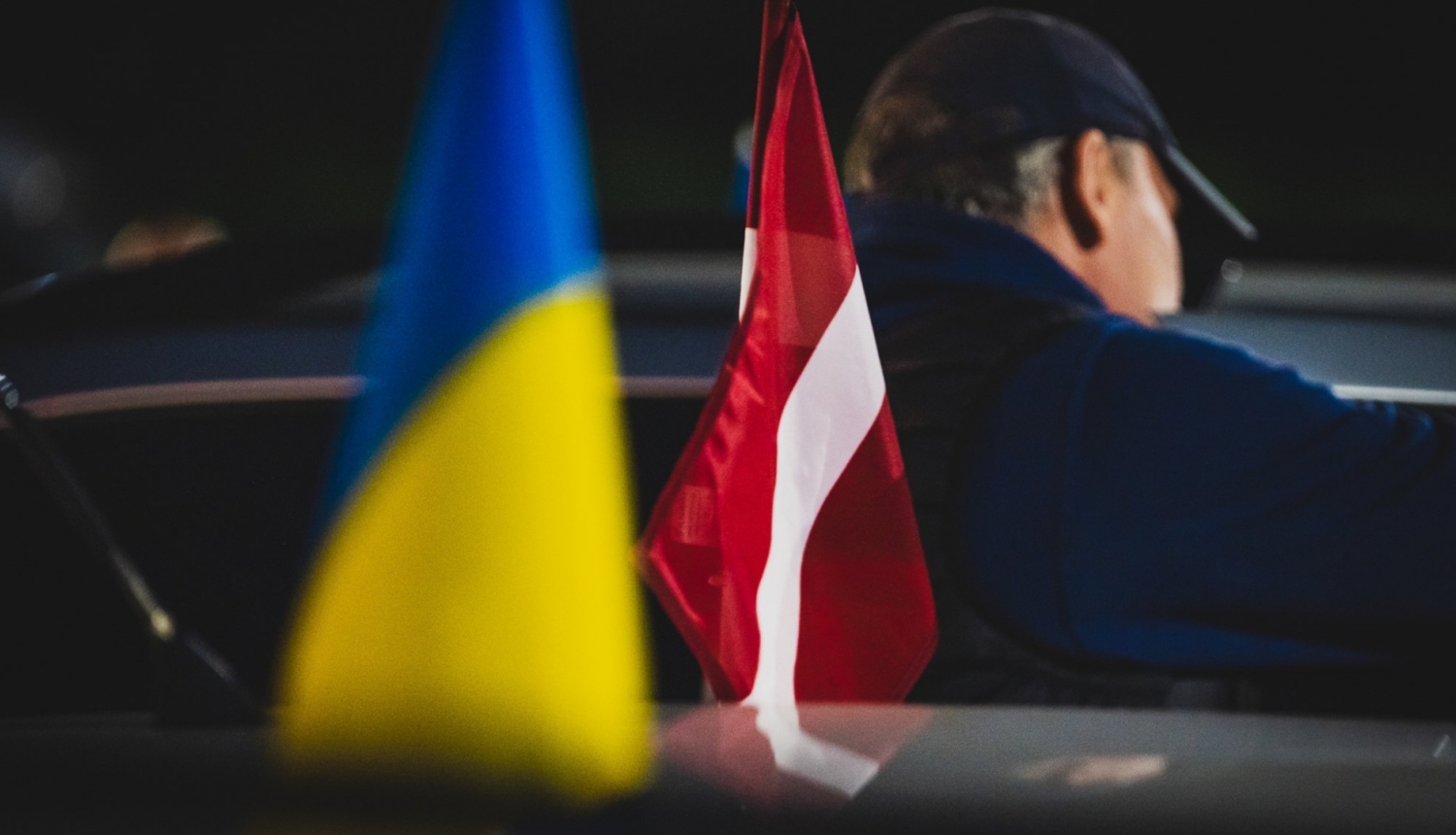 Latvijas un Ukrainas karogi uz mašīnas