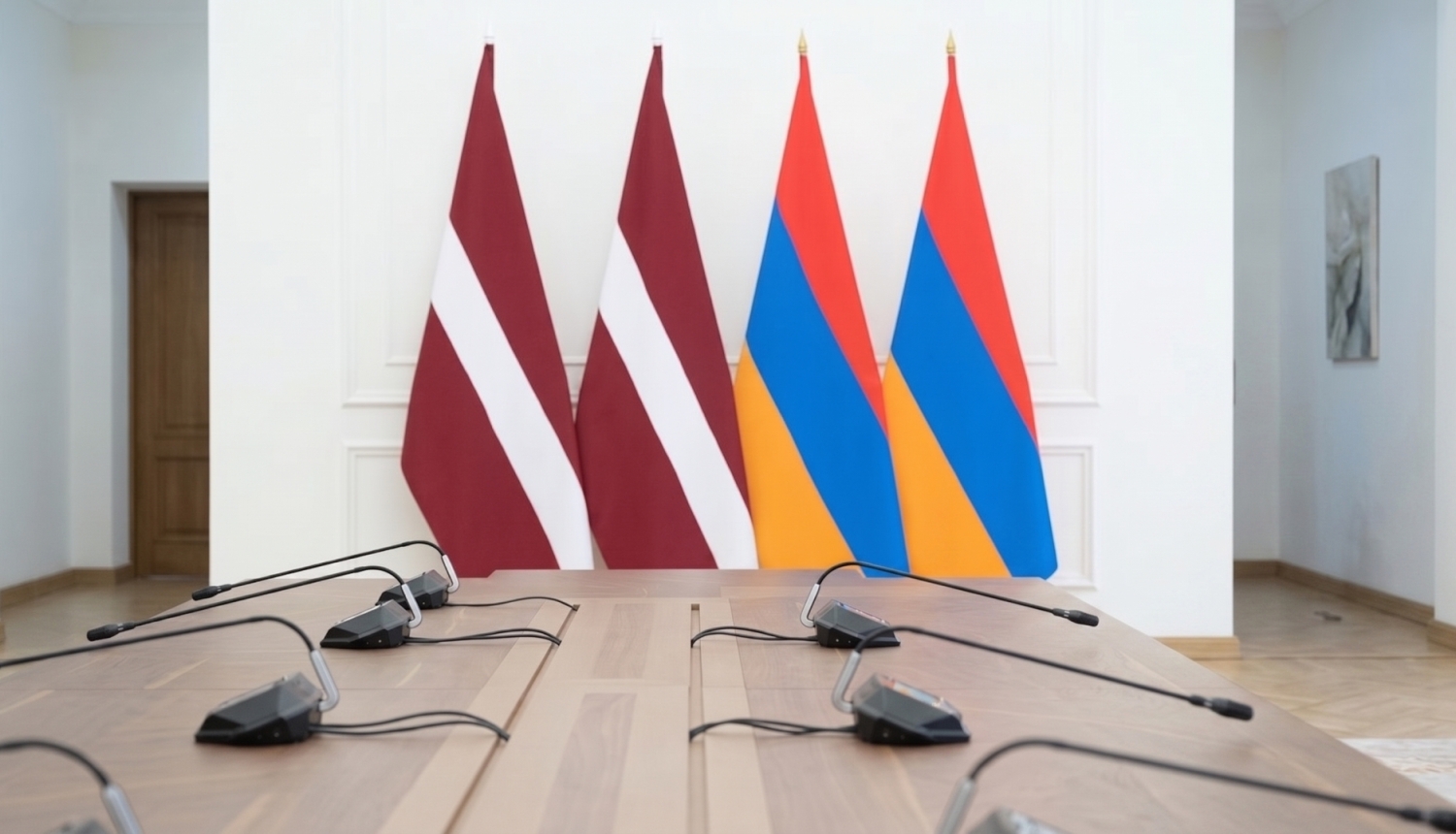 Latvijas un Armēnijas karogi plašā konferenču zālē