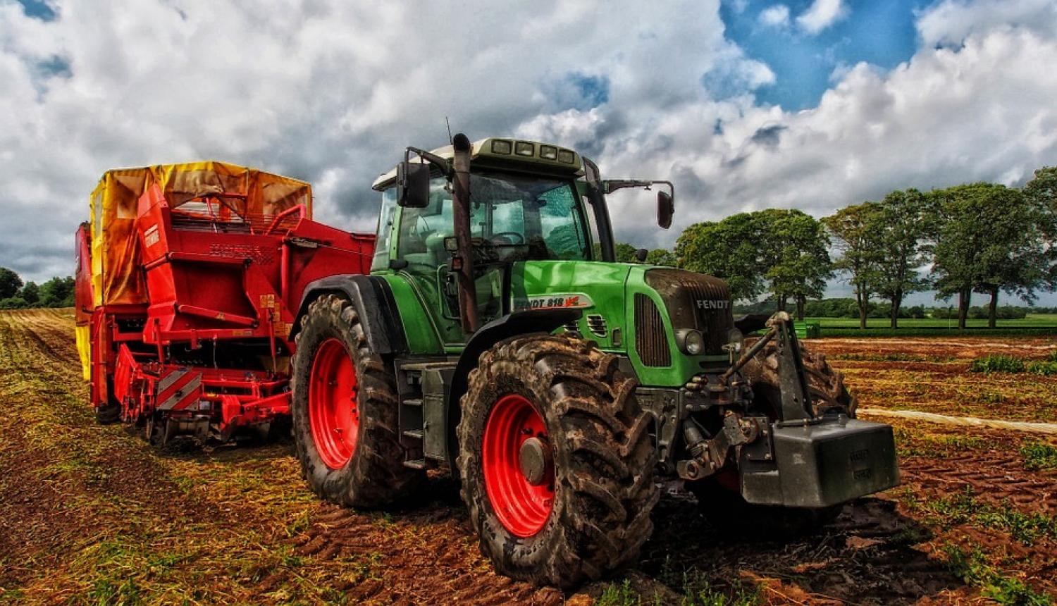 Traktors ar sējmašīnu