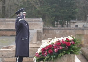 Valsts policijas priekšnieka vietnieks noliek ziedus