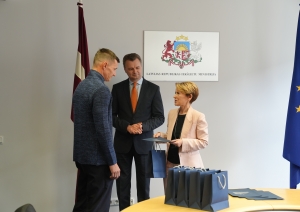 iekšlietu ministre Marija Golubeva pasniedz Iekšlietu ministrijas pateicības