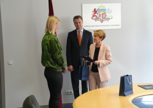 iekšlietu ministre Marija Golubeva pasniedz Iekšlietu ministrijas pateicības