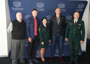 iekšlietu ministre Marija Golubeva pasniedz Iekšlietu ministrijas pateicības