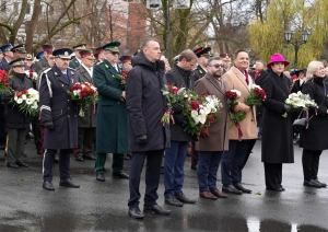 Ziedu nolikšana 18. novembrī
