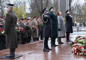 Ziedu nolikšana 18. novembrī