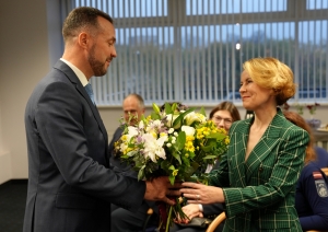 Iekšlietu ministrs pasniedz ziedus