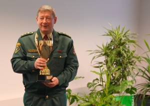 Apbalvo iekšlietu nozares čempionātu kopvērtējuma laureātus 