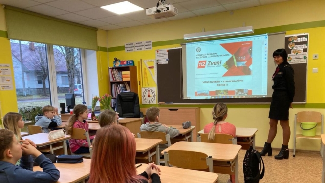 klase klausās VUGD prezentāciju