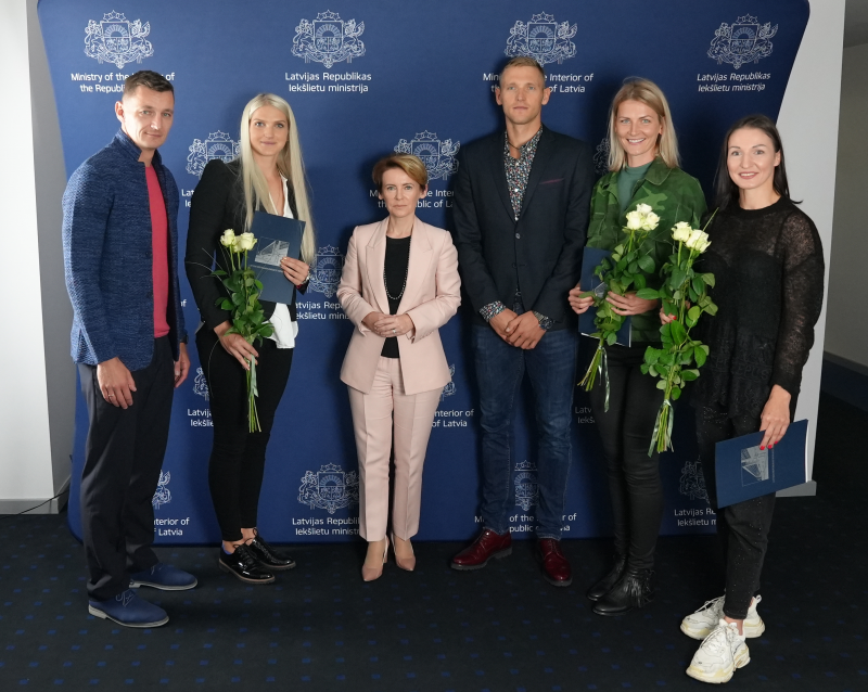 iekšlietu ministre Marija Golubeva pasniedz Iekšlietu ministrijas pateicības