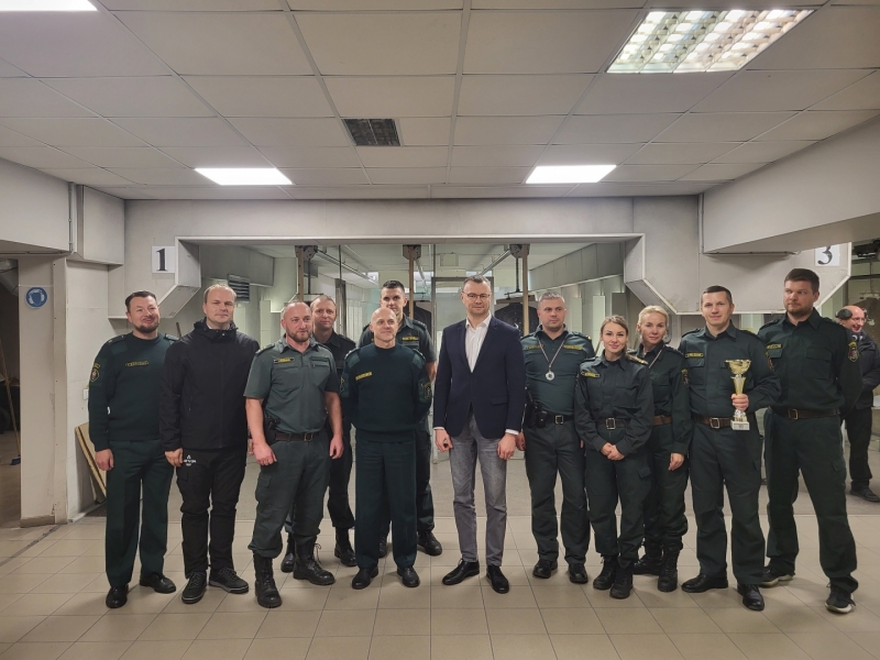 Sacensību dalībnieki kopā ar IeM valsts sekretāru D.Trofimovu